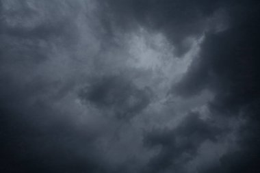 Beyaz arka plan üzerine bir yığın kitap, dünyanın en ünlü yazarlarının okumaya hazır güzel kitapları, kütüphane arkaplanının önündeki ahşap masanın üzerinde bir yığın kitap ve gözlük. eğitim ve bilgi kavramı, kütüphane, okul