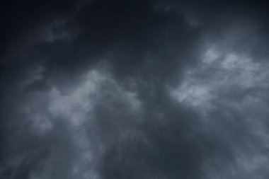 Karanlık gökyüzü, yağmur bulutları, sonbahar yağmurlu hava, gökyüzünde fırtına bulutları, yağmur bulutları, fırtına, hava durumu, yağmur mevsimi, fırtınadan önce fırtına bulutları..