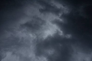 Beyaz arka plan üzerine bir yığın kitap, dünyanın en ünlü yazarlarının okumaya hazır güzel kitapları, kütüphane arkaplanının önündeki ahşap masanın üzerinde bir yığın kitap ve gözlük. eğitim ve bilgi kavramı, kütüphane, okul