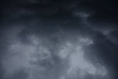 Beyaz arka plan üzerine bir yığın kitap, dünyanın en ünlü yazarlarının okumaya hazır güzel kitapları, kütüphane arkaplanının önündeki ahşap masanın üzerinde bir yığın kitap ve gözlük. eğitim ve bilgi kavramı, kütüphane, okul