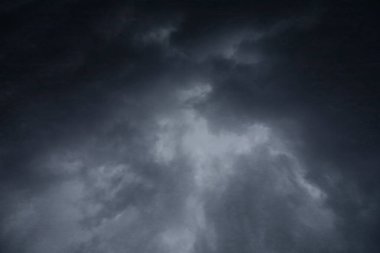 Beyaz arka plan üzerine bir yığın kitap, dünyanın en ünlü yazarlarının okumaya hazır güzel kitapları, kütüphane arkaplanının önündeki ahşap masanın üzerinde bir yığın kitap ve gözlük. eğitim ve bilgi kavramı, kütüphane, okul