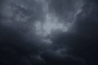 Beyaz arka plan üzerine bir yığın kitap, dünyanın en ünlü yazarlarının okumaya hazır güzel kitapları, kütüphane arkaplanının önündeki ahşap masanın üzerinde bir yığın kitap ve gözlük. eğitim ve bilgi kavramı, kütüphane, okul