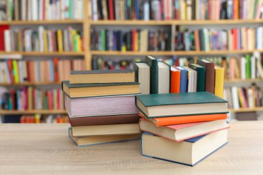 Ahşap zemin üzerine kitap yığını