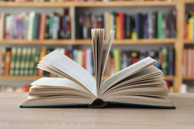   Bölünme, Hırvatistan, 31,08.2025. Büyük miktarda yağmur nedeniyle, içme suyu kaynaklarında su türbiditesine neden olan ani bir yeraltı suyu akışı oldu. Yağmurdan sonra kirli su birikintisi olan kirli araba.