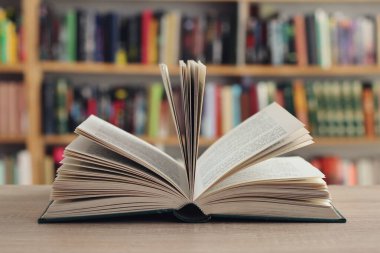 ahşap masa kitap yığını