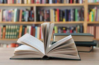   Bölünme, Hırvatistan, 31,08.2025. Büyük miktarda yağmur nedeniyle, içme suyu kaynaklarında su türbiditesine neden olan ani bir yeraltı suyu akışı oldu. Yağmurdan sonra kirli su birikintisi olan kirli araba.