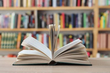 Kütüphanede masada kitap aç