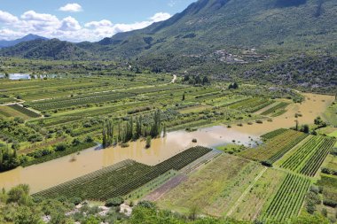 Yüzeye düşen şiddetli yağmurlar nedeniyle, yeraltı nehirleri patladı ve tarlalara büyük miktarda su, çamur ve çamur, üzüm bağları ve tarım alanlarını sel bastı. Parktaki göl..