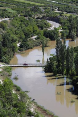 Kırsal kesimdeki kanal manzarası