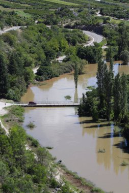 Yolun ortasında bir nehir var. yüksek kaliteli fotoğraf