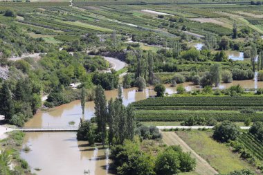 Nehir köyün ortasından akıyor..
