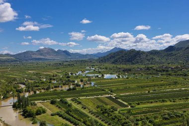 Nehir ve üzüm bağlarının manzarası Baklagil köyü, Fransa yakınlarındaki