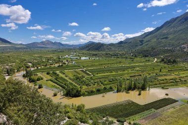 Dağlarda nehri olan güzel bir manzara.