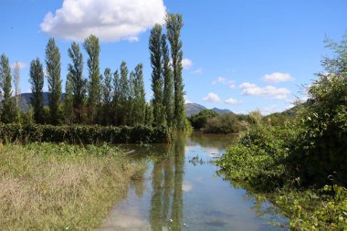 Dağlardaki nehir manzarası.