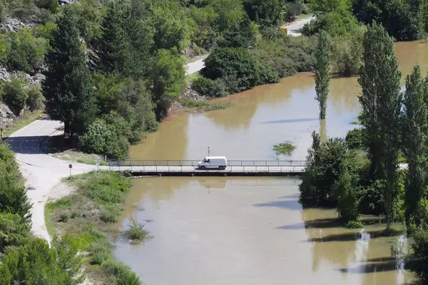 Nehirdeki köprünün parktaki görüntüsü