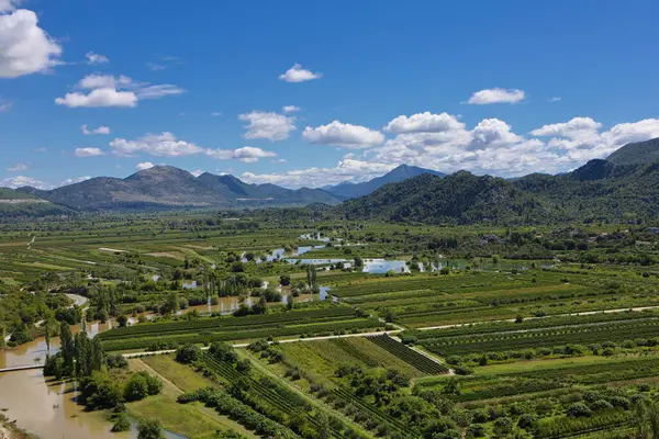 Nehir ve üzüm bağlarının manzarası Baklagil köyü, Fransa yakınlarındaki