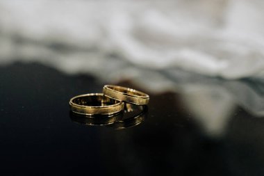  Beyaz arkaplanda alyanslar, elmas mücevherler ve takılar, altın yüzük ve alyanslar siyah bir arkaplanda, damat ve gelin, gelin, sağdıçlar, düğün, düğün, kilise, katolikler, Hıristiyanlar, rahip, düğün 