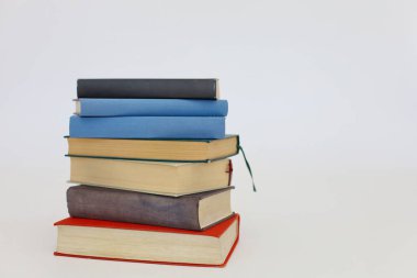 Masadaki kitap, kütüphane, ünlü dünya yazarlarının kitapları, edebiyat, romanlar, kısa öyküler, şiir, editör, genç kadın eli bir kitap tutuyor, yüksek kaliteli kitap fotoğrafları, eğitim