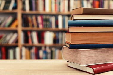 Masadaki kitap, kütüphane, ünlü dünya yazarlarının kitapları, edebiyat, romanlar, kısa öyküler, şiir, editör, genç kadın eli bir kitap tutuyor, yüksek kaliteli kitap fotoğrafları, eğitim