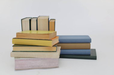 Masadaki kitap, kütüphane, ünlü dünya yazarlarının kitapları, edebiyat, romanlar, kısa öyküler, şiir, editör, genç kadın eli bir kitap tutuyor, yüksek kaliteli kitap fotoğrafları, eğitim