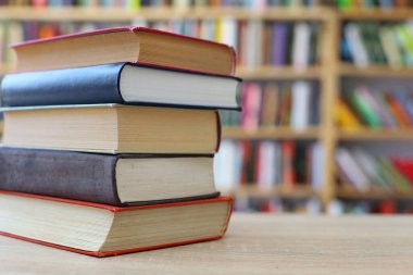 Masadaki kitap, kütüphane, ünlü dünya yazarlarının kitapları, edebiyat, romanlar, kısa öyküler, şiir, editör, genç kadın eli bir kitap tutuyor, yüksek kaliteli kitap fotoğrafları, eğitim