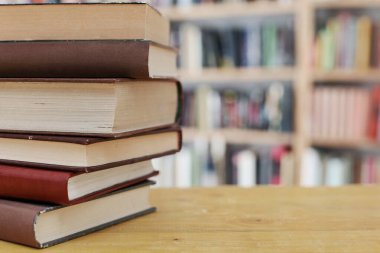 Masadaki kitap, kütüphane, ünlü dünya yazarlarının kitapları, edebiyat, romanlar, kısa öyküler, şiir, editör, genç kadın eli bir kitap tutuyor, yüksek kaliteli kitap fotoğrafları, eğitim