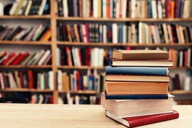 Masadaki kitap, kütüphane, ünlü dünya yazarlarının kitapları, edebiyat, romanlar, kısa öyküler, şiir, editör, genç kadın eli bir kitap tutuyor, yüksek kaliteli kitap fotoğrafları, eğitim