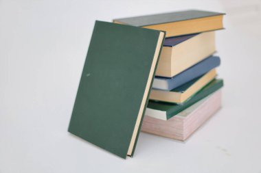 Masadaki kitap, kütüphane, ünlü dünya yazarlarının kitapları, edebiyat, romanlar, kısa öyküler, şiir, editör, genç kadın eli bir kitap tutuyor, yüksek kaliteli kitap fotoğrafları, eğitim