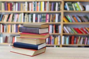 Masadaki kitap, kütüphane, ünlü dünya yazarlarının kitapları, edebiyat, romanlar, kısa öyküler, şiir, editör, genç kadın eli bir kitap tutuyor, yüksek kaliteli kitap fotoğrafları, eğitim