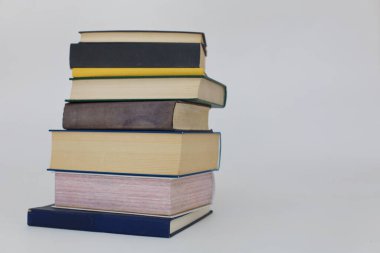 Beyaz arkaplan üzerine kitap yığını
