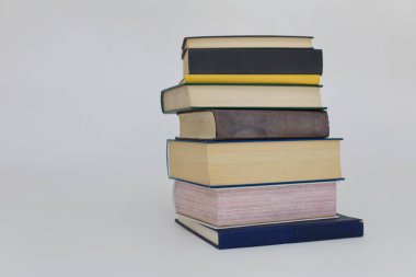 Beyaz arkaplan üzerine kitap yığını