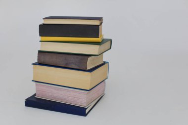 Beyaz arkaplan üzerine kitap yığını