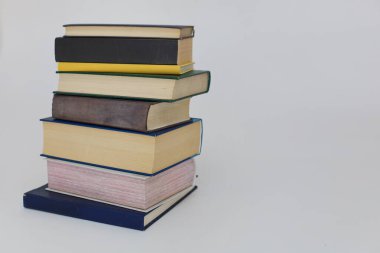 Beyaz arkaplan üzerine kitap yığını