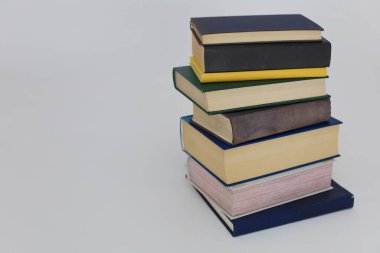 Beyaz arkaplan üzerine kitap yığını