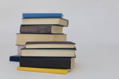 Beyaz arkaplanda izole kitap yığını