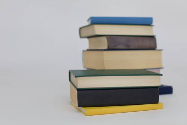 Beyaz arkaplan üzerine kitap yığını