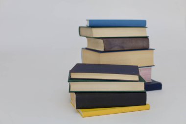 Beyaz arkaplan üzerine kitap yığını