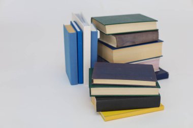 Beyaz arkaplan üzerine kitap yığını