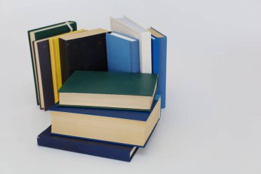 Beyaz arkaplanda bir yığın kitap