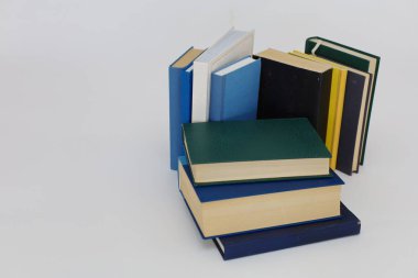 beyaz zemin üzerinde kitap yığını