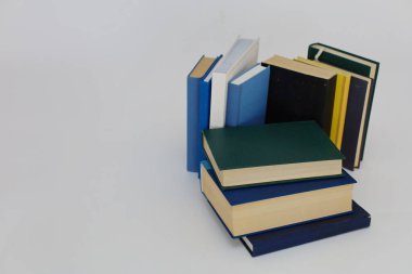 Beyaz arkaplan üzerine kitaplar