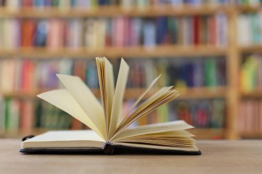 Kitaplar masanın üstünde.