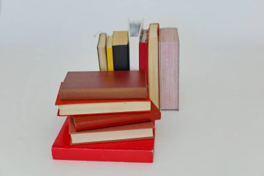Beyaz arkaplan üzerine kitap yığını