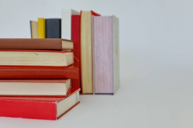 Beyaz arkaplan üzerine kitap yığını