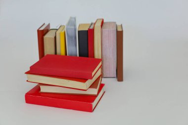 Beyaz arkaplanda izole kitap yığını