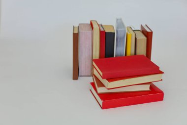 Beyaz üzerine izole kitap yığını