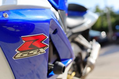 Hırvatistan 'ın Split kenti, 30.09.20.bmw logo yolda, motosiklet manzarası caddede., kırmızı ve beyaz motosiklet, honda motorsiklet