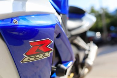 Hırvatistan 'ın Split kenti, 30.09.20.bmw logo yolda, motosiklet manzarası caddede., kırmızı ve beyaz motosiklet, honda motorsiklet