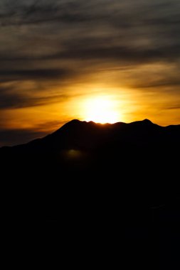 Dağların üzerinden gün batımı