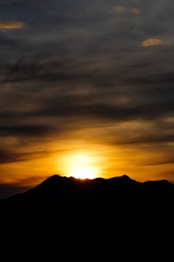 Dağların ardında güzel bir gün batımı